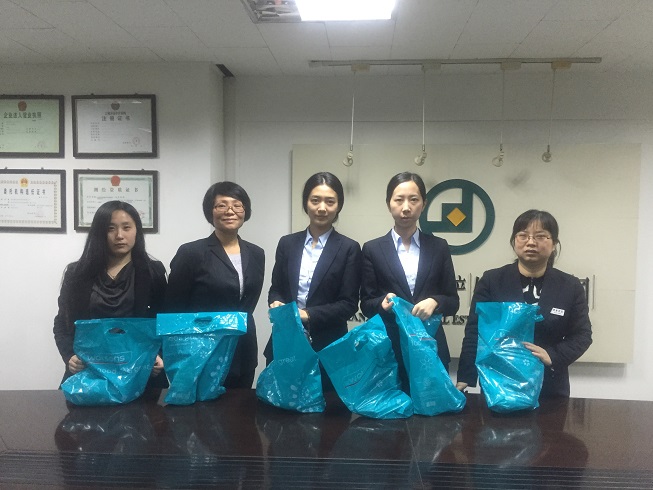 公司為女員工發(fā)放節日福利